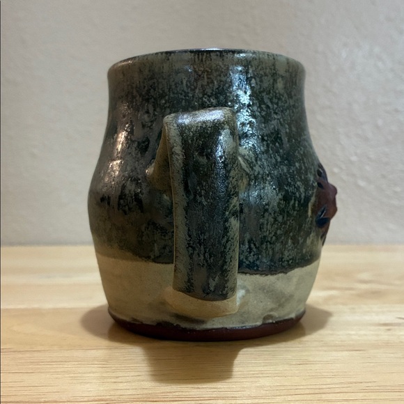 Handcrafted mug with eye on it. Red clay green and grey glaze No signature - Picture 4 of 10